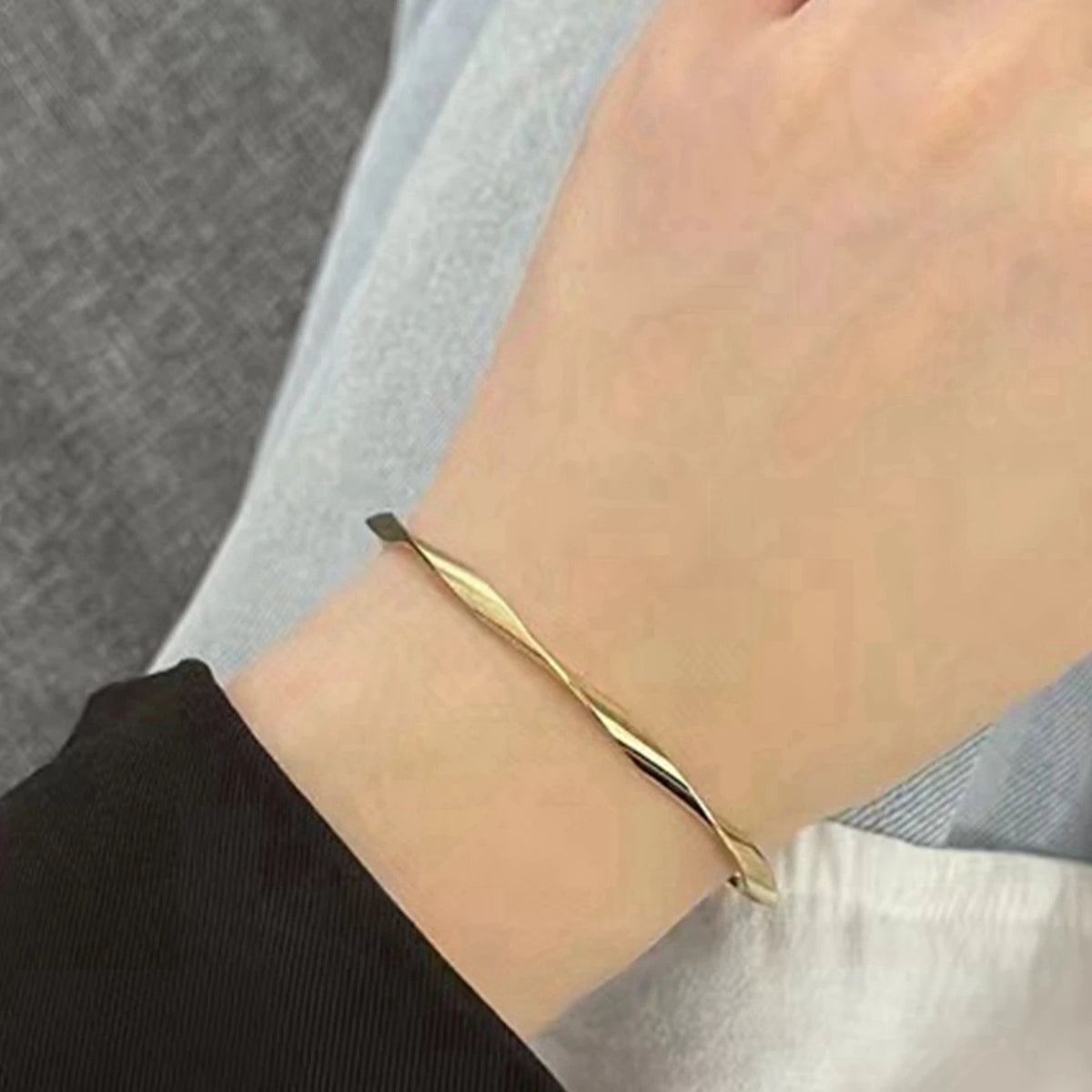 Black Friday: a Women's Bracelet with a Twisted Open Design, Adjustable, Simple and Versatile, Suitable for Everyday Wear