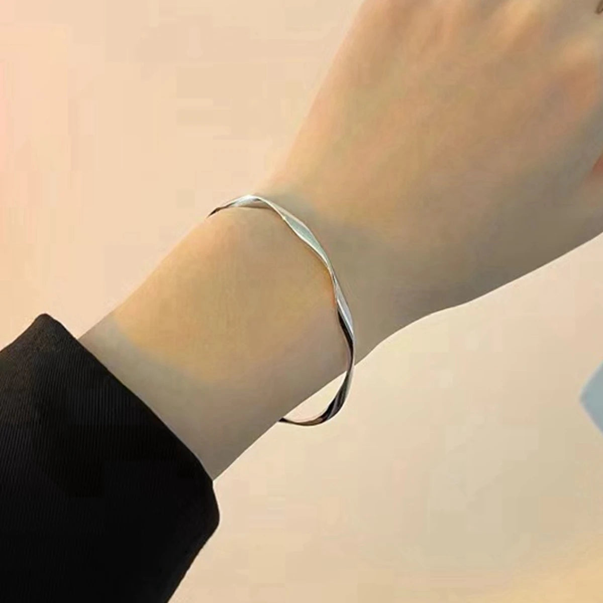 Black Friday: a Women's Bracelet with a Twisted Open Design, Adjustable, Simple and Versatile, Suitable for Everyday Wear
