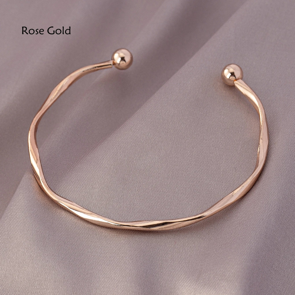 Black Friday: a Women's Bracelet with a Twisted Open Design, Adjustable, Simple and Versatile, Suitable for Everyday Wear