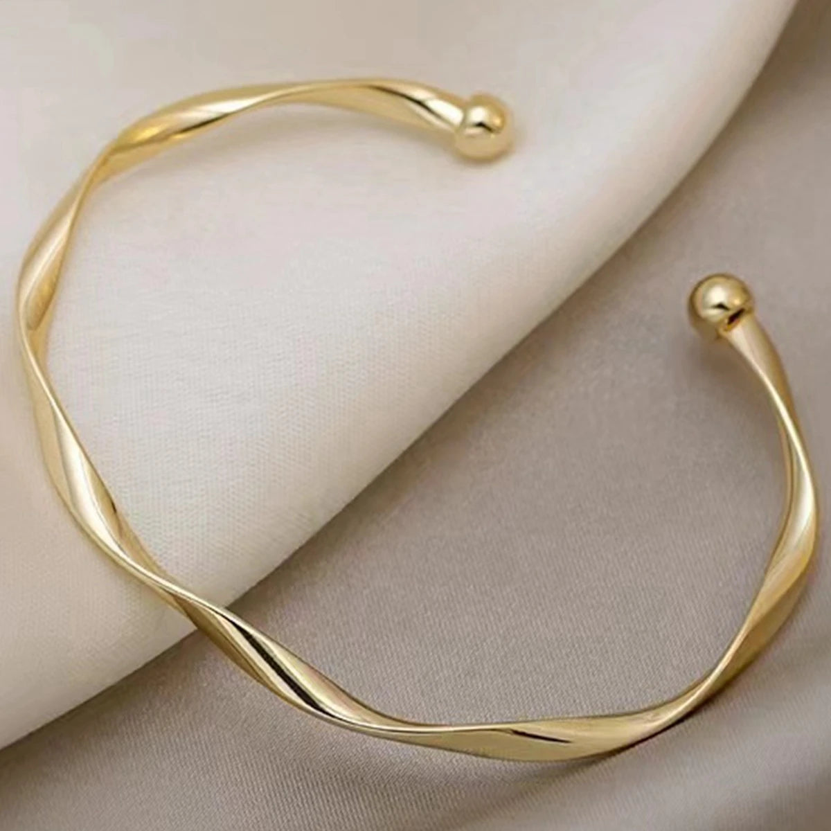 Black Friday: a Women's Bracelet with a Twisted Open Design, Adjustable, Simple and Versatile, Suitable for Everyday Wear