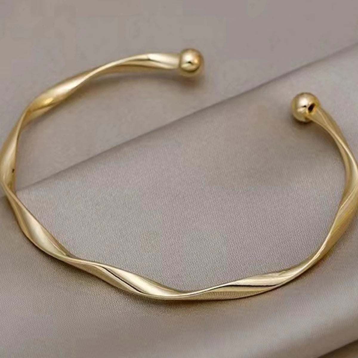 Black Friday: a Women's Bracelet with a Twisted Open Design, Adjustable, Simple and Versatile, Suitable for Everyday Wear